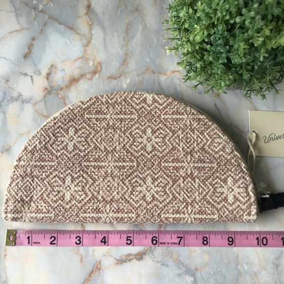 Universal Thread Half Moon Shaped Small Clutch New - Picture 6 of 7